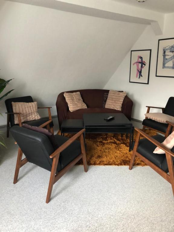 salon z kanapą i 2 krzesłami w obiekcie Ferienwohnung Harzsterne w mieście Braunlage