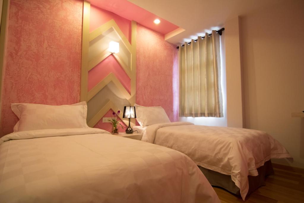 Postel nebo postele na pokoji v ubytování Sunshine Inn Plus