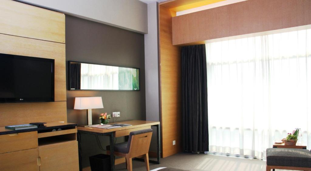 TV a/nebo společenská místnost v ubytování Jianguo Hotel Guangzhou
