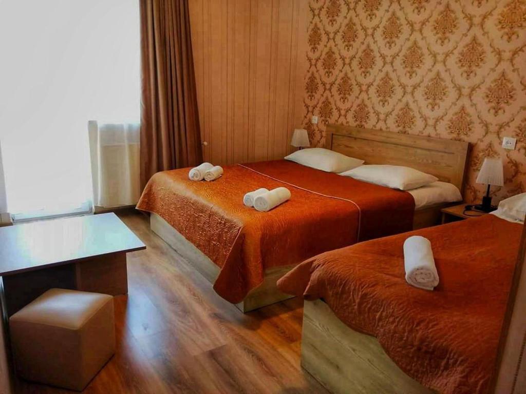 Ένα ή περισσότερα κρεβάτια σε δωμάτιο στο Kazbegi Inn