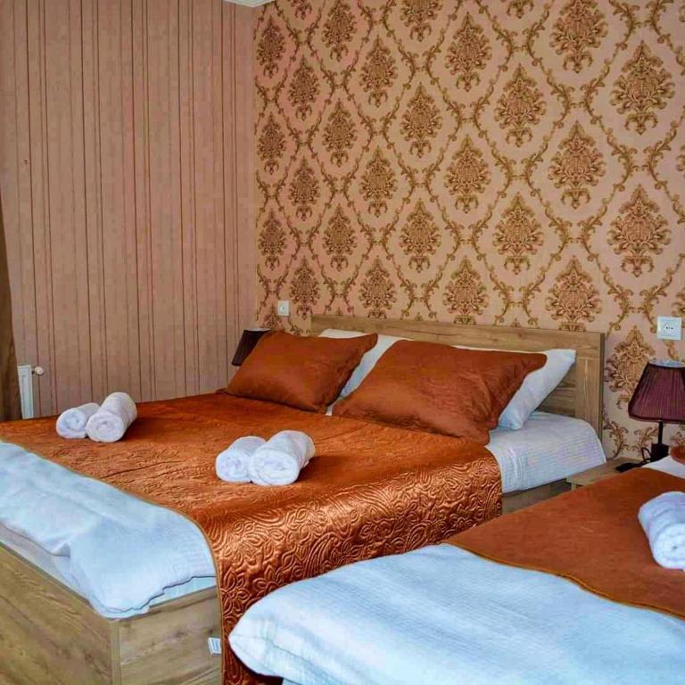 Ένα ή περισσότερα κρεβάτια σε δωμάτιο στο Kazbegi Inn
