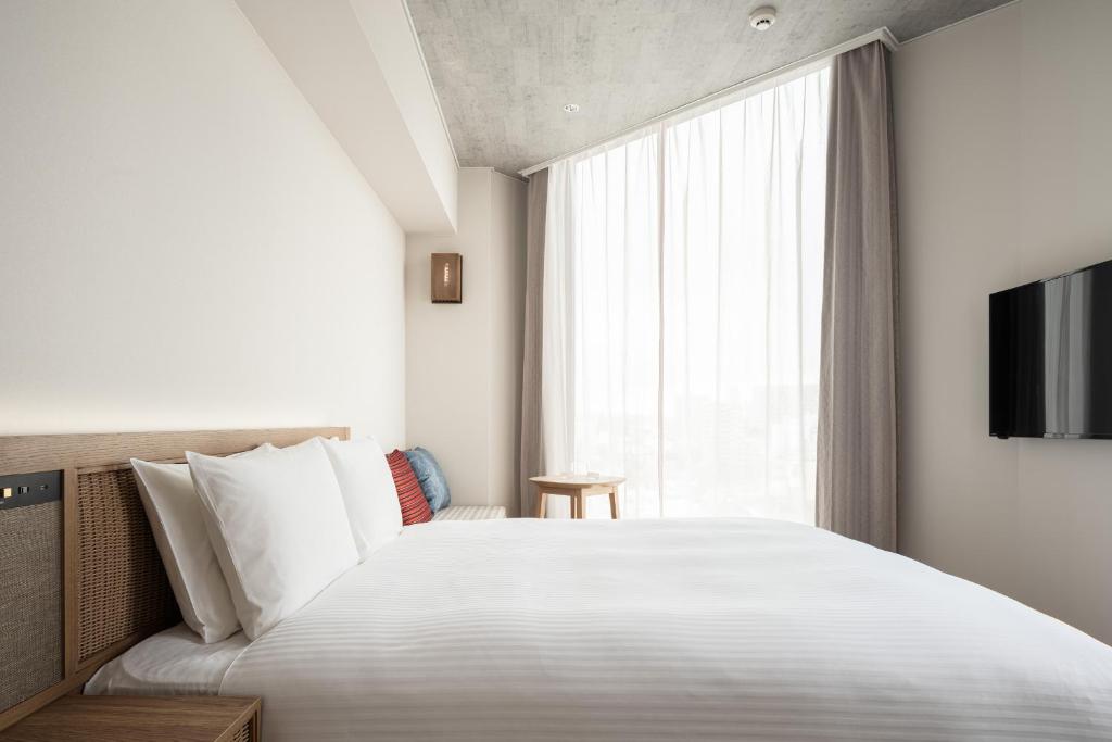 Nest Hotel Naha Kumoji房間的床