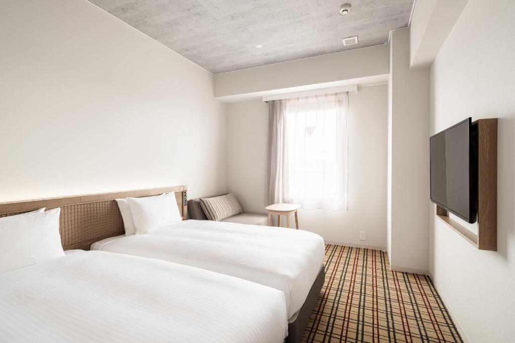 Nest Hotel Naha Kumoji房間的床