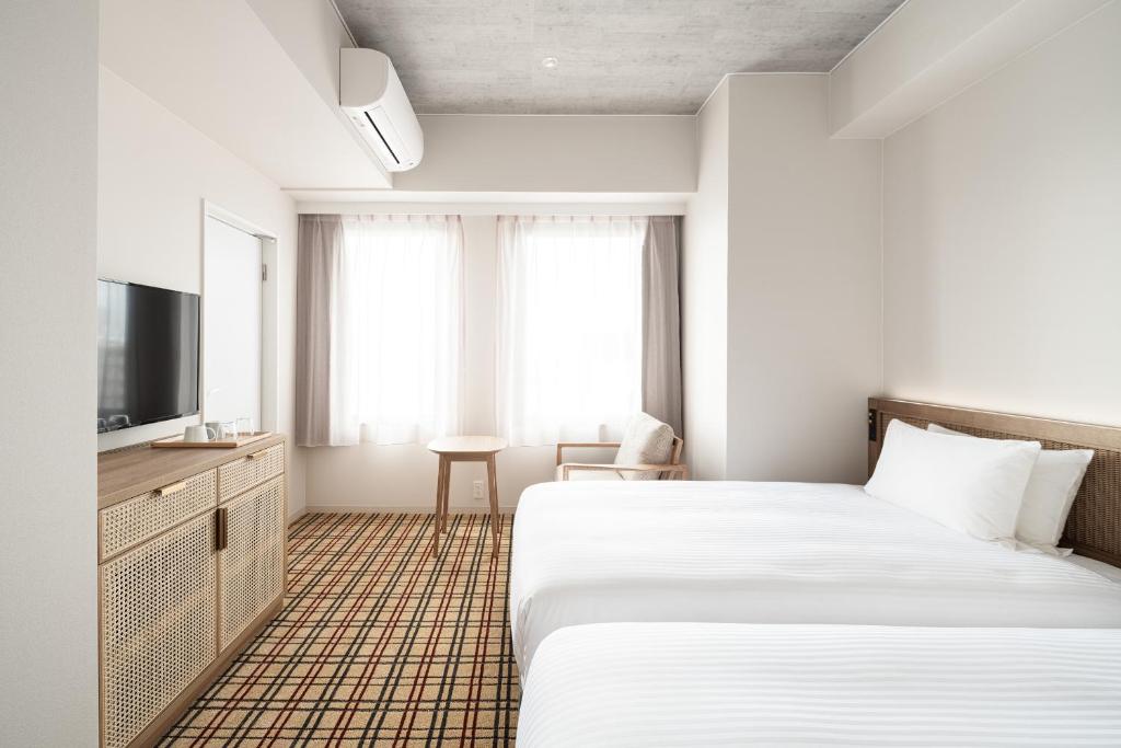 Nest Hotel Naha Kumoji房間的床