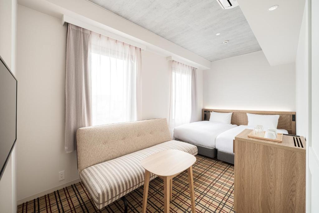 Nest Hotel Naha Kumoji房間的床