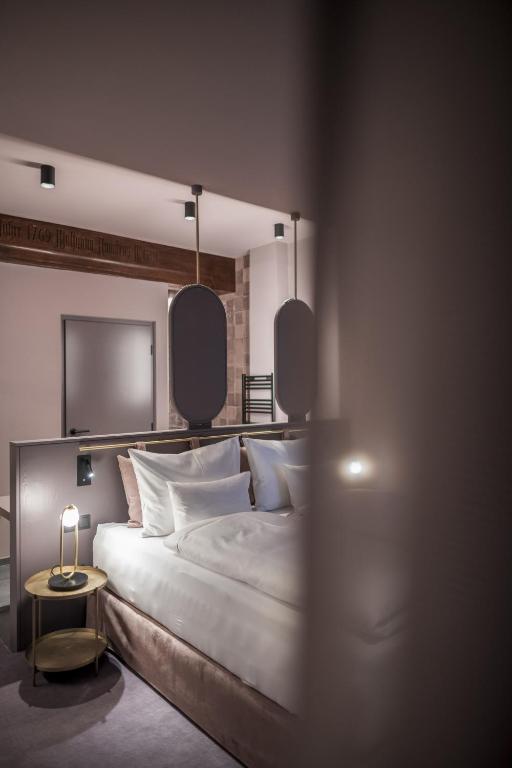 Postel nebo postele na pokoji v ubytování Altstadthotel Weisses Kreuz