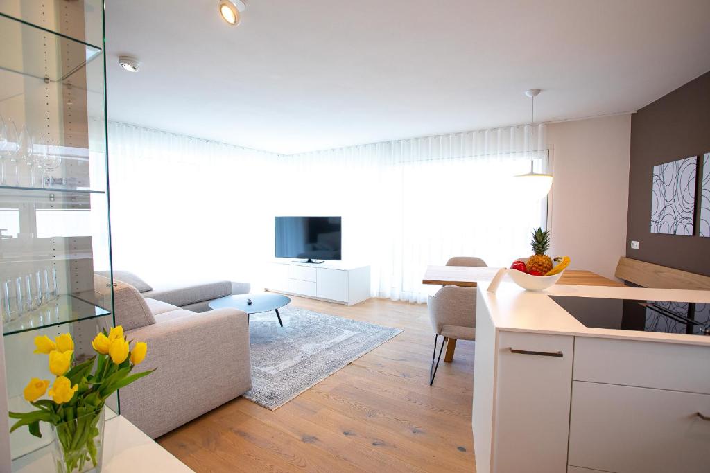 uma cozinha e sala de estar com flores amarelas num quarto em Residenz Hofer em Naturno