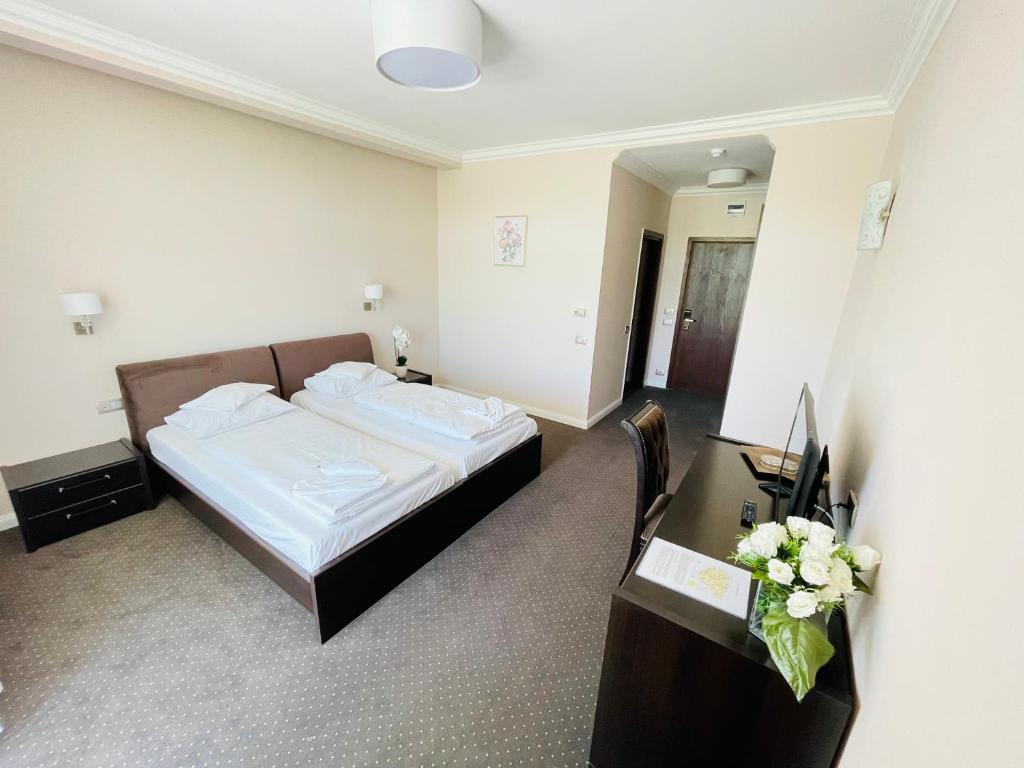 Postel nebo postele na pokoji v ubytování HOTEL OPAL Zalau