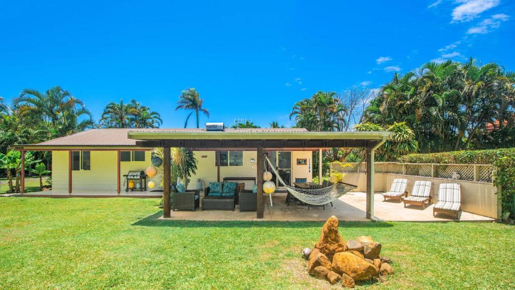 une maison avec un hamac dans une cour dans l'établissement Island Time Villas, à Titikaweka