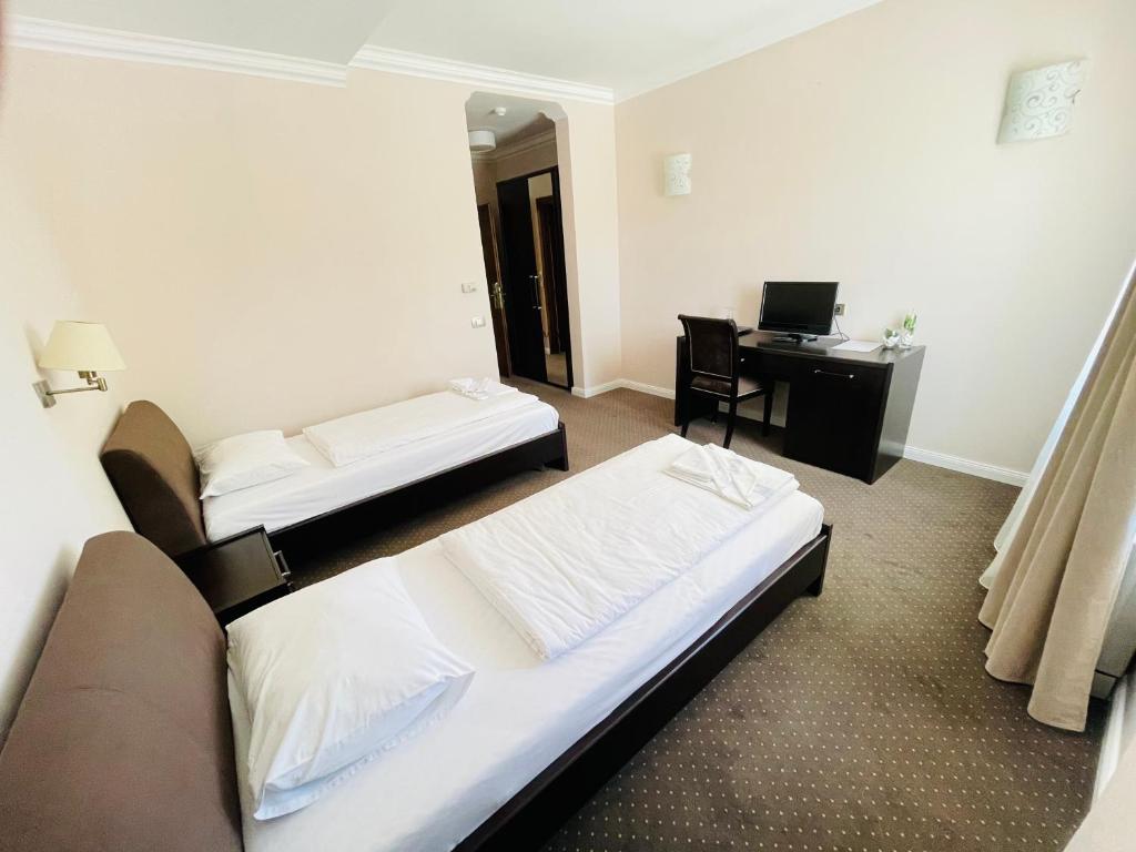 Postel nebo postele na pokoji v ubytování HOTEL OPAL Zalau