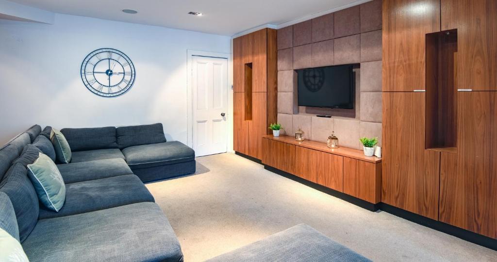 TV a/nebo společenská místnost v ubytování The Gillygate Gathering - City Centre - Sleeps Up To 18