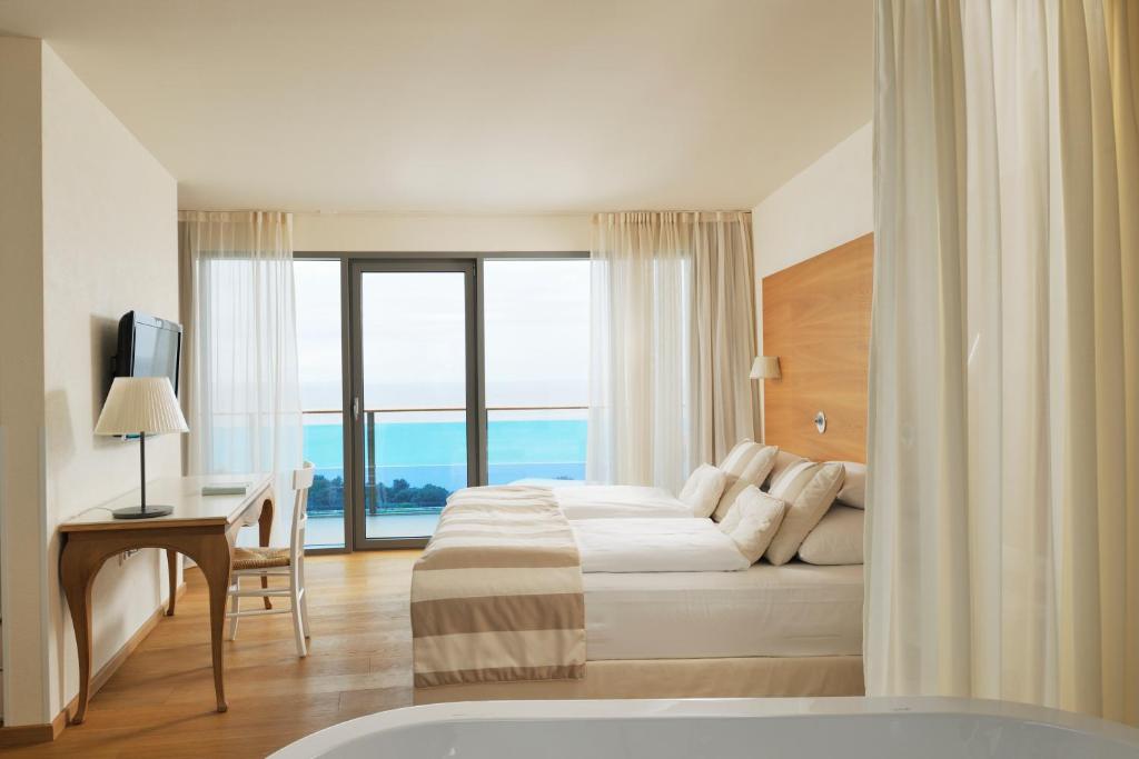 Łóżko lub łóżka w pokoju w obiekcie Falkensteiner Hotel & Spa Iadera
