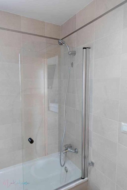 Kúpeľňa v ubytovaní Apartamento junto a la playa con piscina y parking