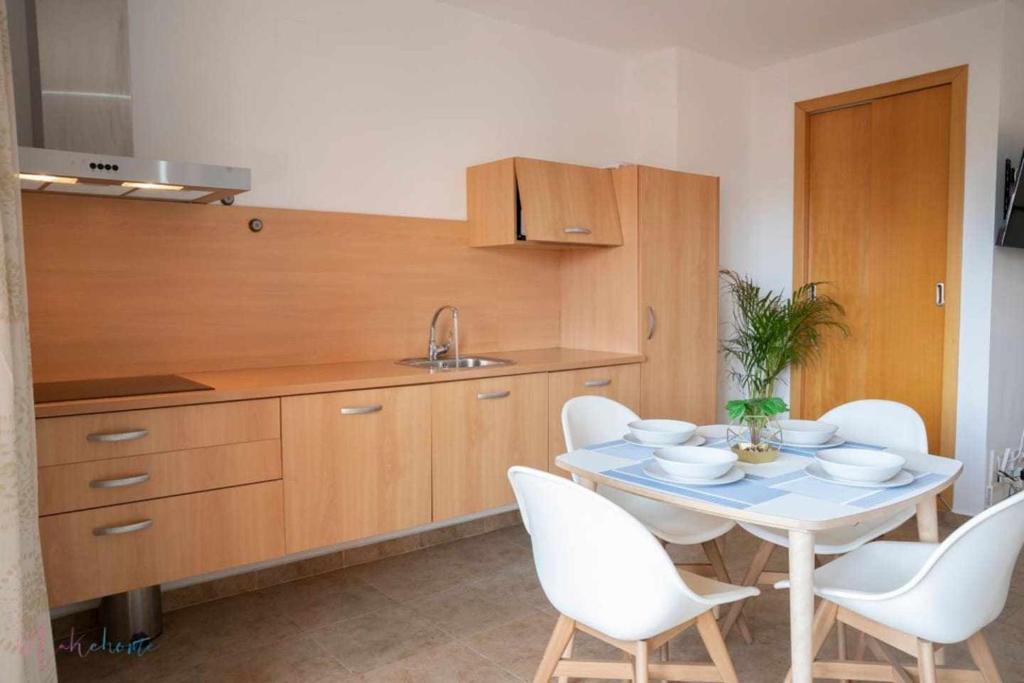 Kuchyňa alebo kuchynka v ubytovaní Apartamento junto a la playa con piscina y parking