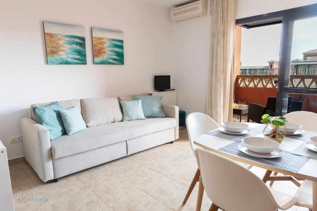 Posedenie v ubytovaní Apartamento junto a la playa con piscina y parking