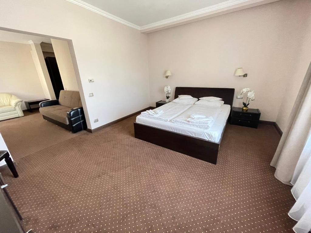 Postel nebo postele na pokoji v ubytování HOTEL OPAL Zalau
