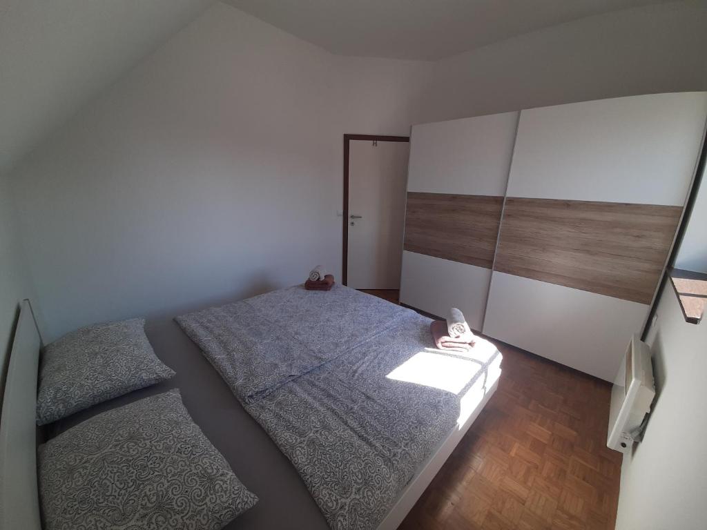 Postel nebo postele na pokoji v ubytování Apartment Terme Čatež VIP 145