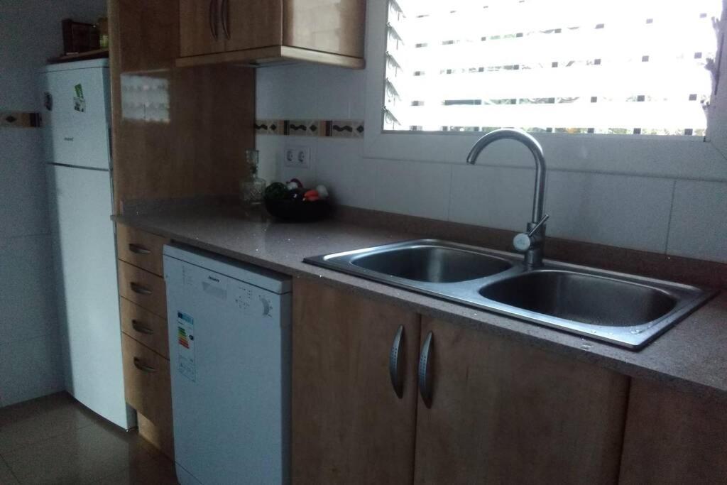 Fotografia z galérie ubytovania Casa con jardín y barbacoa en Cunit v destinácii Cunit