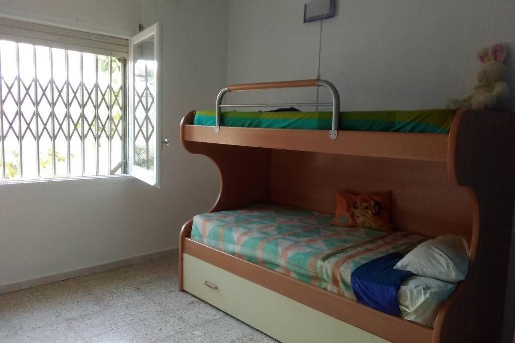 Fotografia z galérie ubytovania Casa con jardín y barbacoa en Cunit v destinácii Cunit