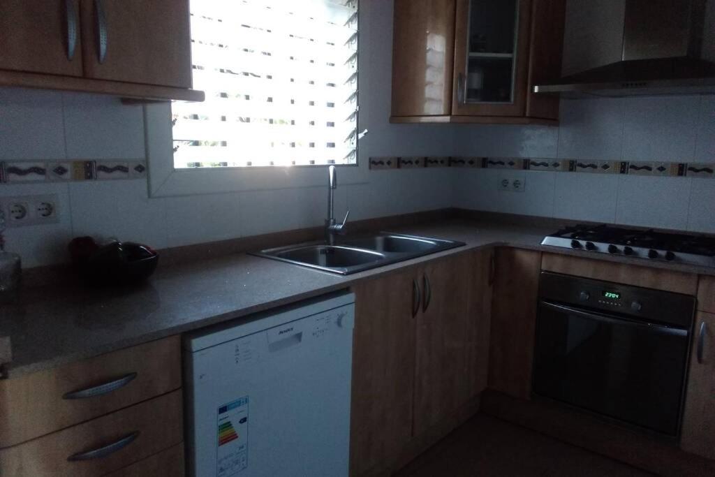 Fotografia z galérie ubytovania Casa con jardín y barbacoa en Cunit v destinácii Cunit