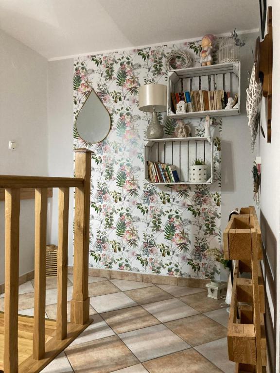 un pasillo con una pared estampada de Navidad en Apartament Swobodna en Sosnowiec