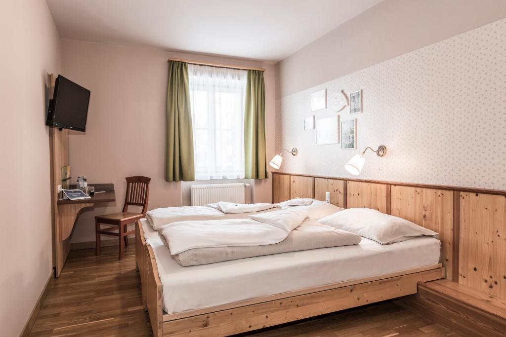 Ein Bett oder Betten in einem Zimmer der Unterkunft JUFA Hotel Grundlsee