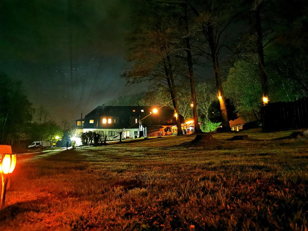 een huis op een straat 's nachts met lichten bij Apartments am Selker Noor - mit Naturpark, privater Terrasse und Bachlauf an der Selker Wassermühle in Schleswig