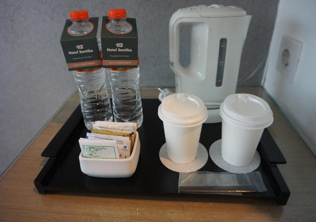 Příslušenství pro přípravu čaje a kávy v ubytování Hotel Santika Kelapa Gading