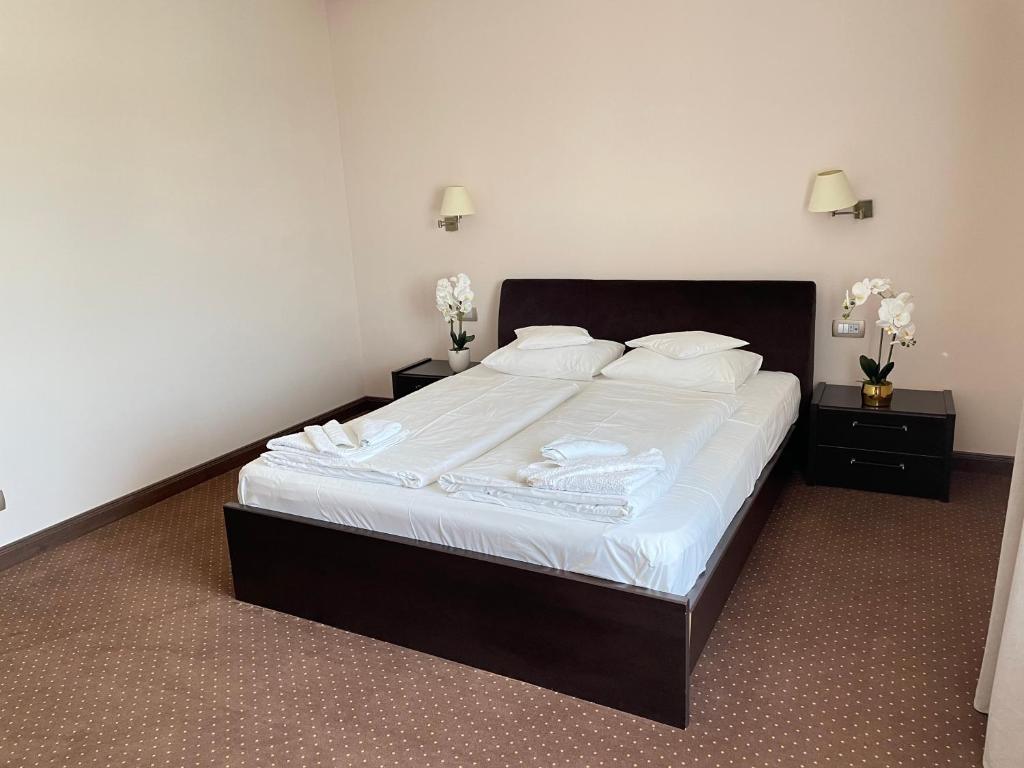 Postel nebo postele na pokoji v ubytování HOTEL OPAL Zalau