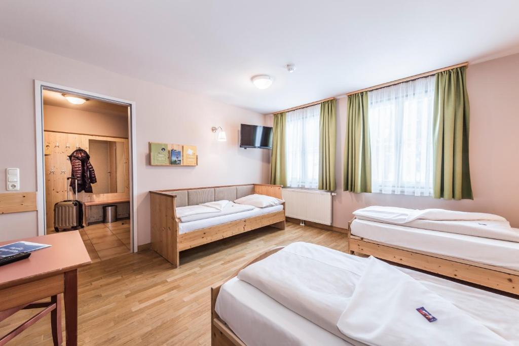Ein Bett oder Betten in einem Zimmer der Unterkunft JUFA Hotel Grundlsee