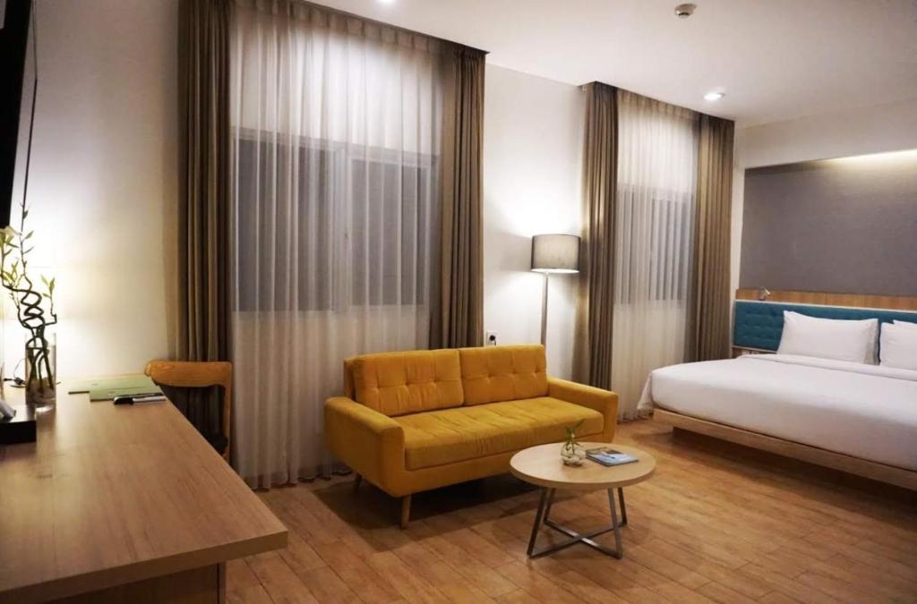 Postel nebo postele na pokoji v ubytování Hotel Santika Kelapa Gading