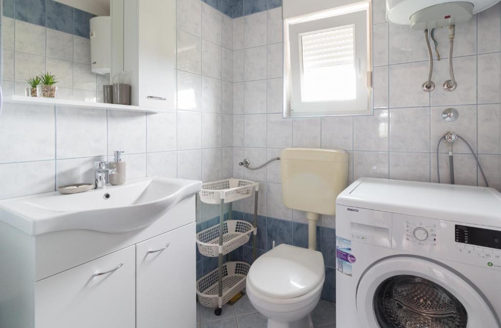 Kúpeľňa v ubytovaní Apartment Nikol with big garden and terrace 350 meters from the sea - by TA Leut agency