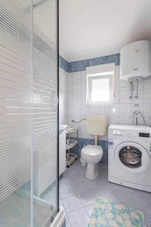 Kúpeľňa v ubytovaní Apartment Nikol with big garden and terrace 350 meters from the sea - by TA Leut agency
