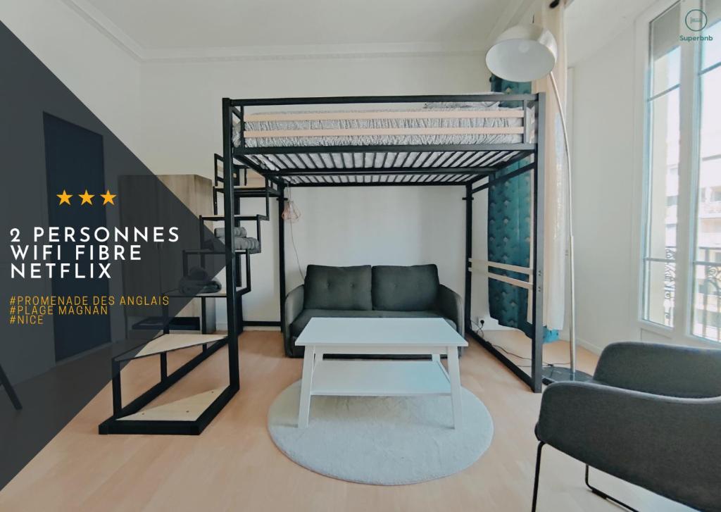 Cette chambre dispose de lits superposés, d'un canapé et d'une table. dans l'établissement Joli Studio - Promenade des Anglais - Accès plage, à Nice