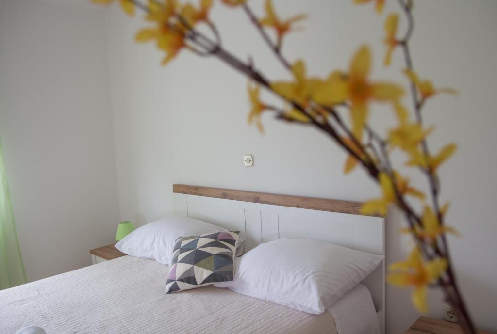 Posteľ alebo postele v izbe v ubytovaní Apartment Nikol with big garden and terrace 350 meters from the sea - by TA Leut agency