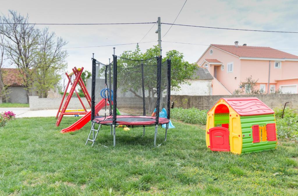 Detský kútik v ubytovaní Apartment Nikol with big garden and terrace 350 meters from the sea - by TA Leut agency