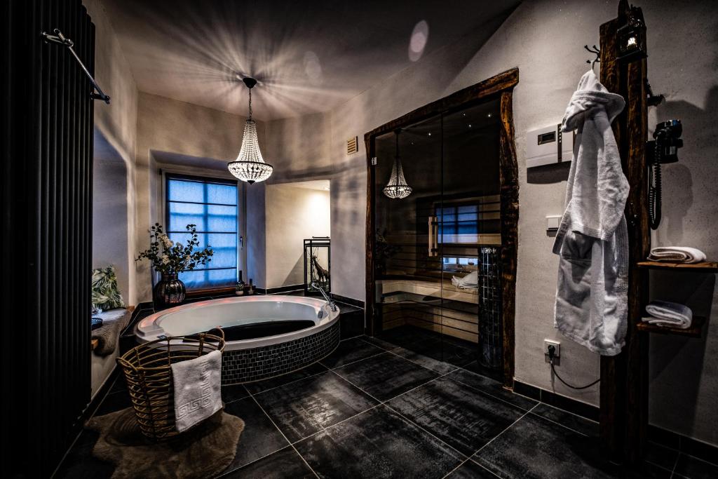 ein großes Bad mit einer Badewanne und einer Dusche in der Unterkunft ZaVélo Suite in Bernkastel-Kues