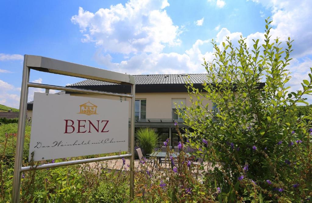 ラウダ・ケーニヒスホーフェンにあるBENZ Weingut & Weinhotelの家の前看板