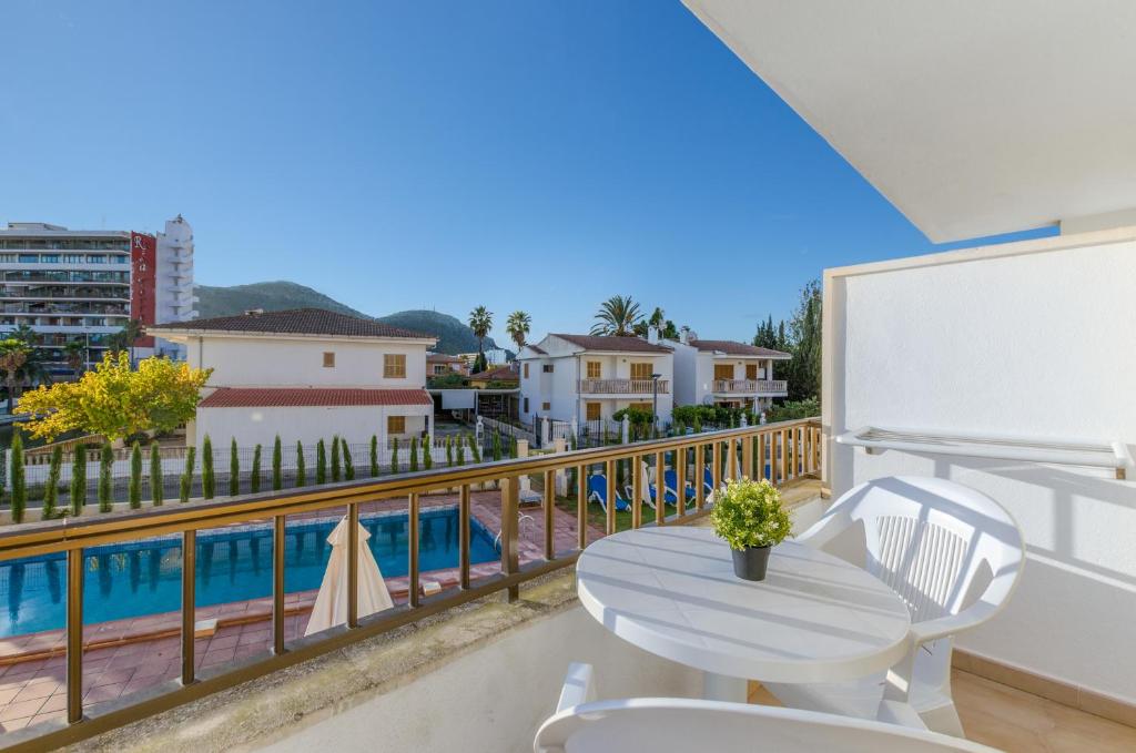 Bazén v ubytovaní Apartamentos venecia a unos pasos de la playa alebo v jeho blízkosti