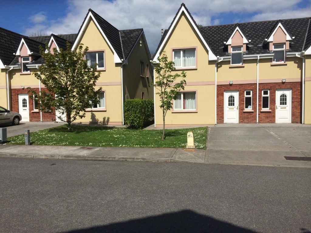 Une rangée de maisons sur le côté d'une rue dans l'établissement Kerry-Lee Holiday Homes Tralee, à Tralee