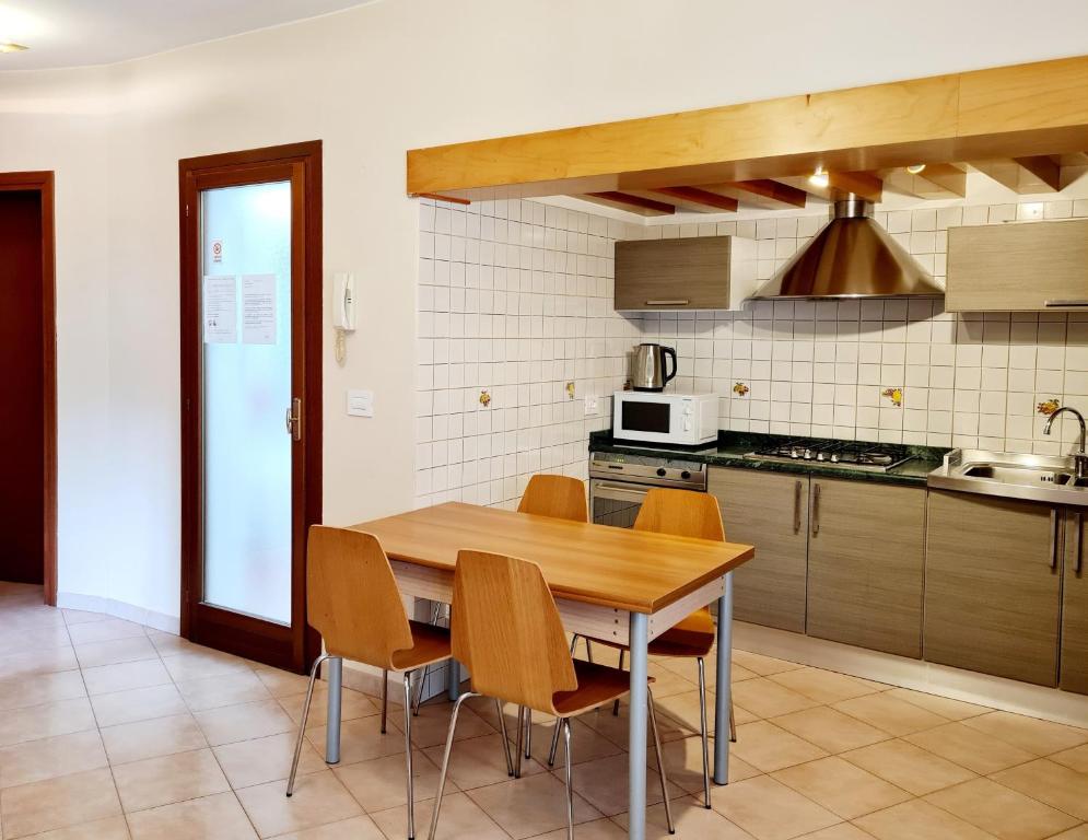 Kuchyňa alebo kuchynka v ubytovaní Casa Colonna Montegrotto terme