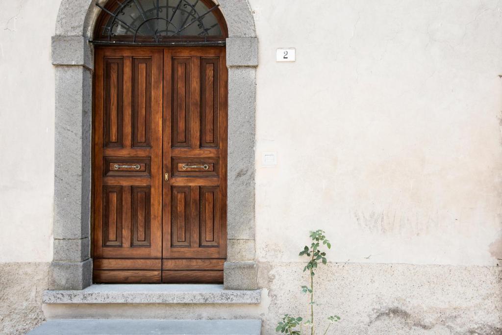 una puerta de madera en el lateral de un edificio en Bed & Basta, en Allerona