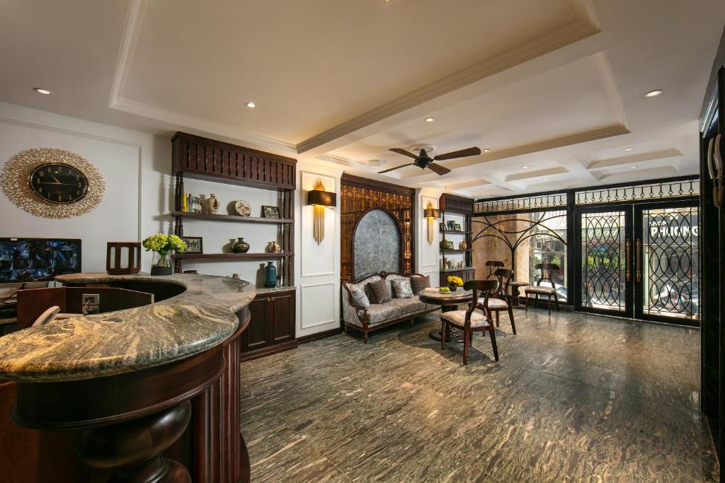 Posezení v ubytování Romantique Hotel De Hanoi