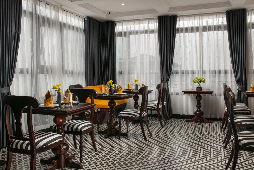 Posezení v ubytování Romantique Hotel De Hanoi