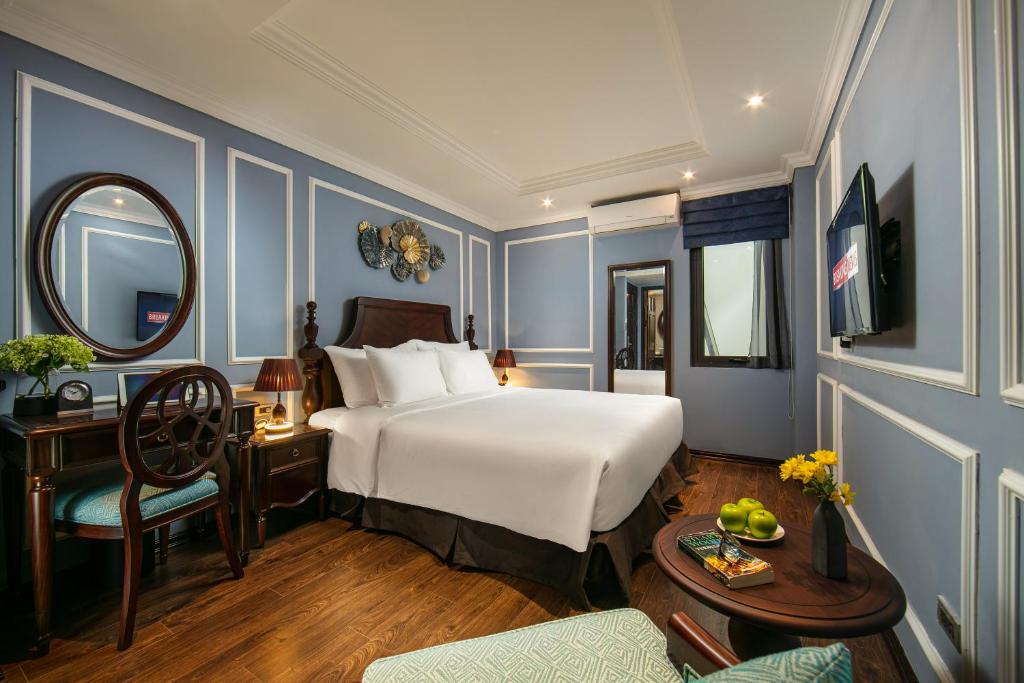 Postel nebo postele na pokoji v ubytování Romantique Hotel De Hanoi