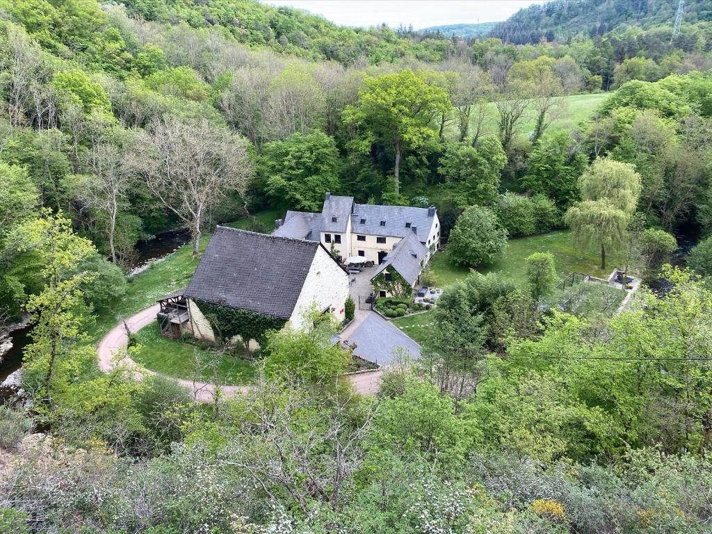 an old house in the middle of a forest at LÖFFELMÜHLE BOUTIQUE BED AND BREAKFAST in Pillig