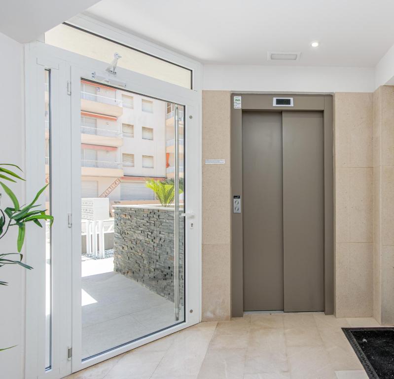 Fotografia z galérie ubytovania M A R I V E N T Suite with bathroom and terrace 50 m2 v destinácii Roses