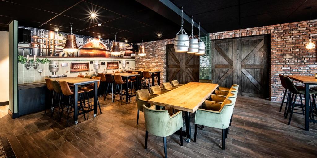 Lounge nebo bar v ubytování Grand Café Goejje