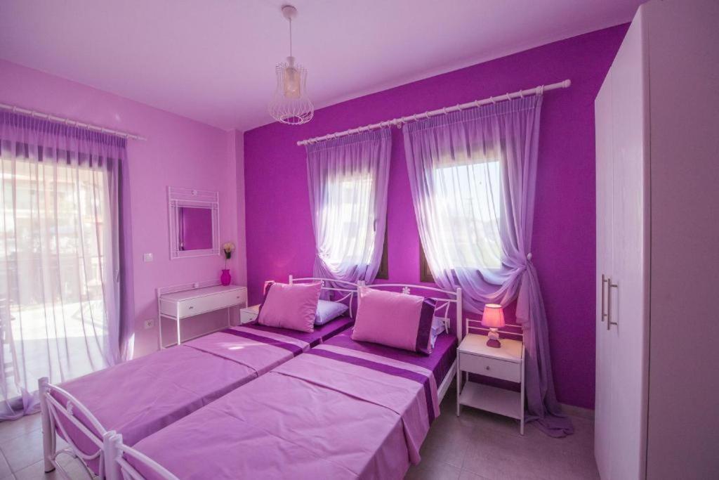 Posteľ alebo postele v izbe v ubytovaní Roxani's Apartments