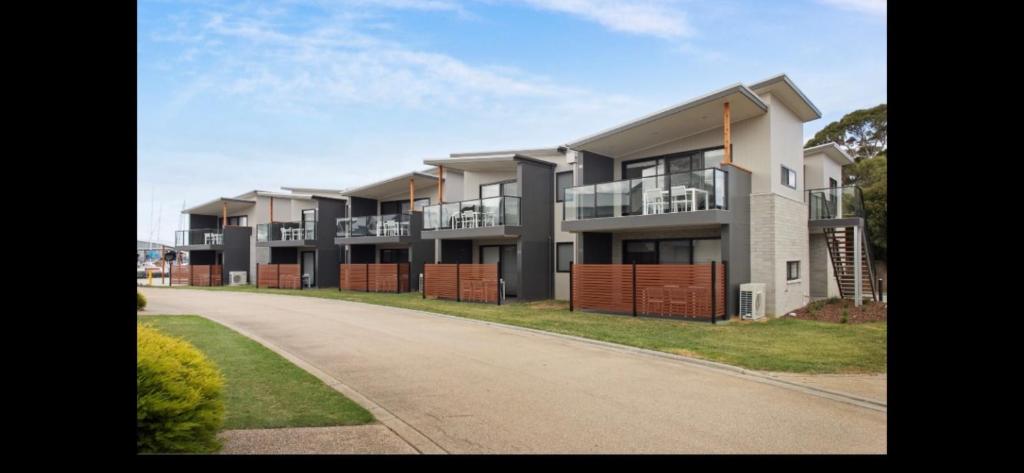 Captains Cove Ground Floor Luxury Apartments - 